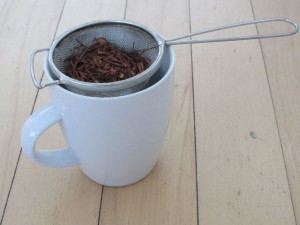 Strainer_with_rooibos_tea