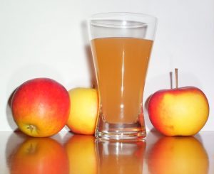 Apple_juice_with_3apples