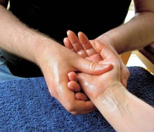 1197px-massage-hand-4