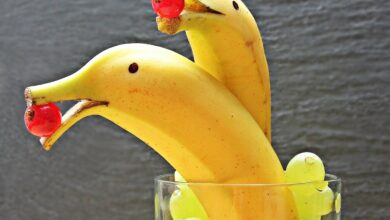 Banány a hroznové víno ve sklenici