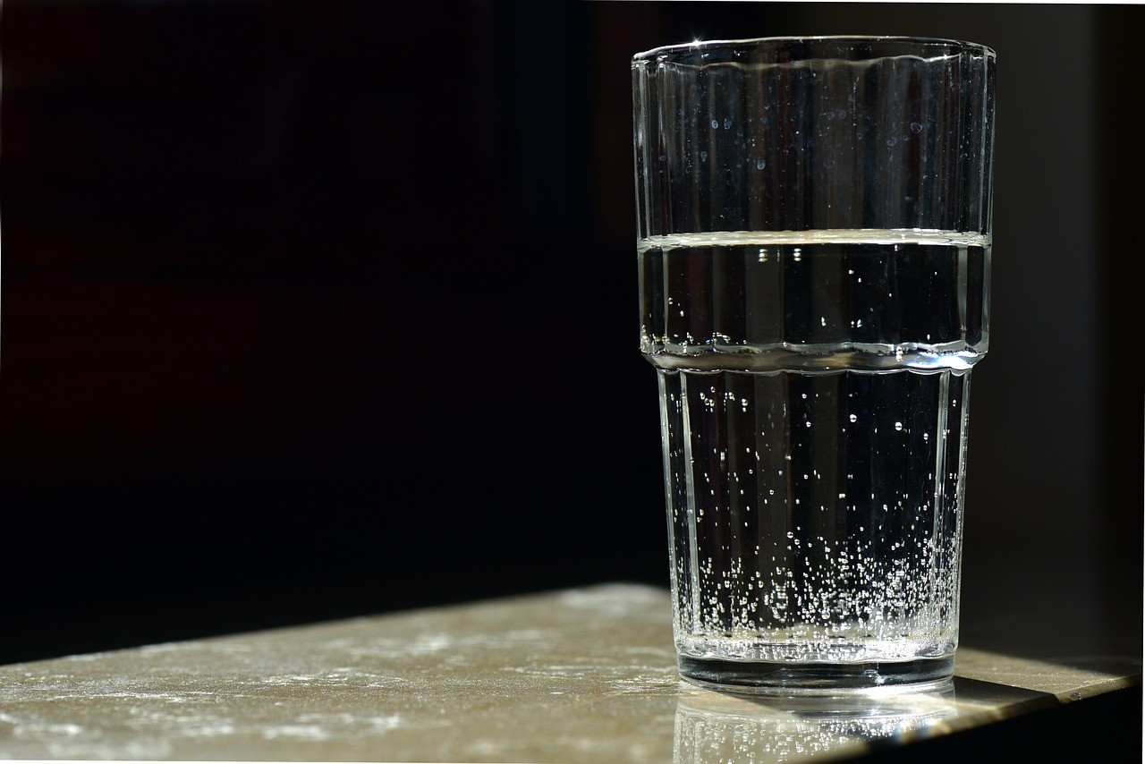 sklenice-voda-piti