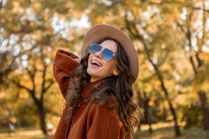 Žena s kloboukem v podzimním parku