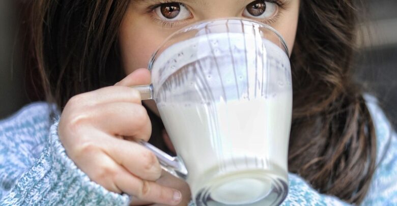 výhody pití mléka na noc