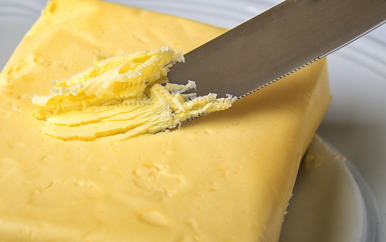 Máslo je zdravou alternativou margarínu.