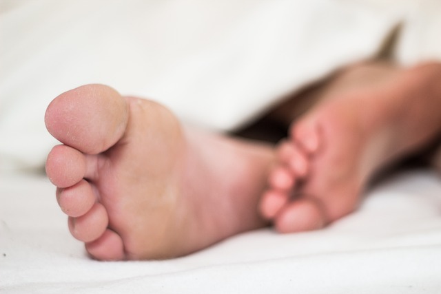 Studené nohy trápí při spánku mnoho lidí.