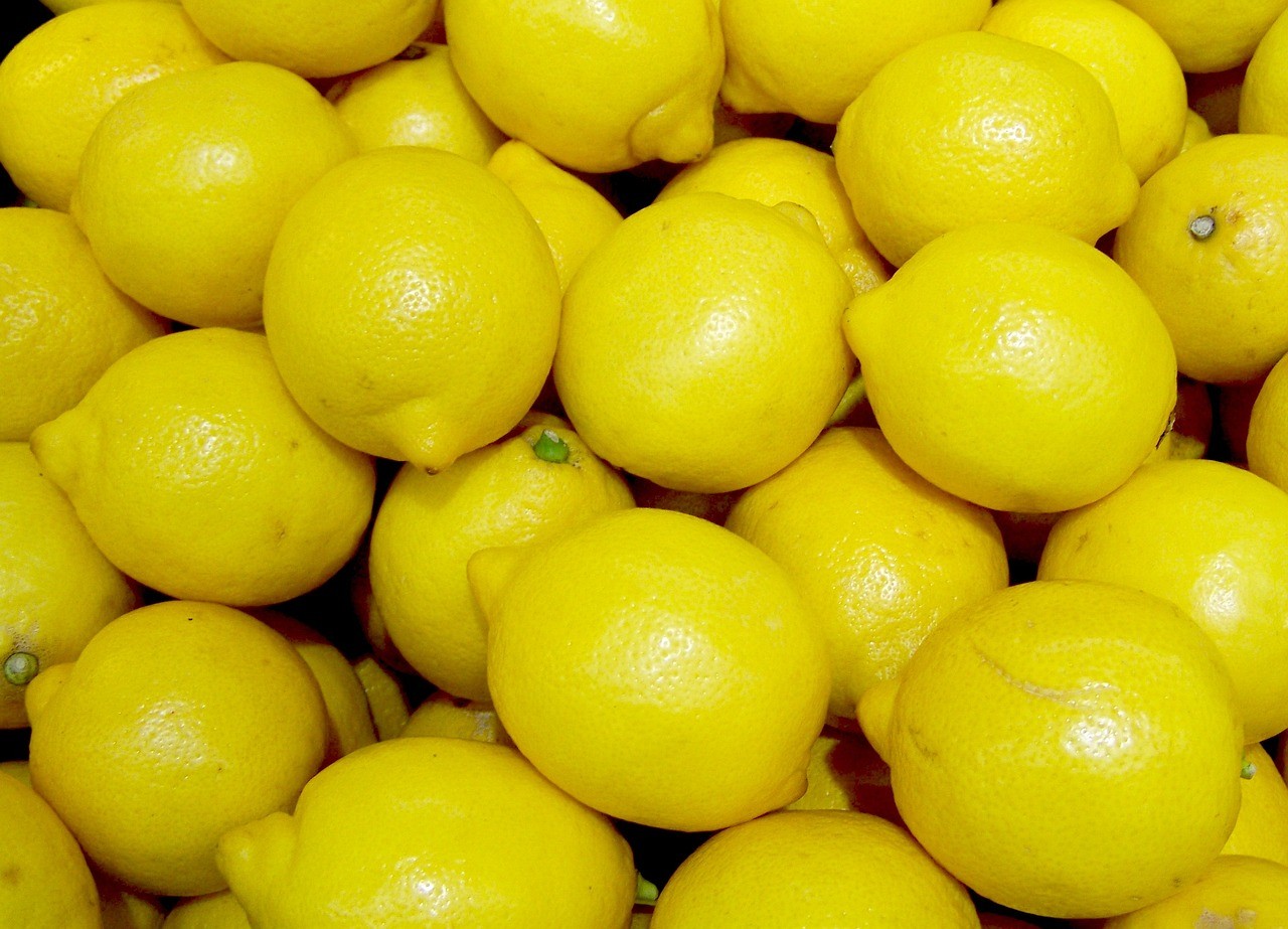 Řlutě zářící citrony