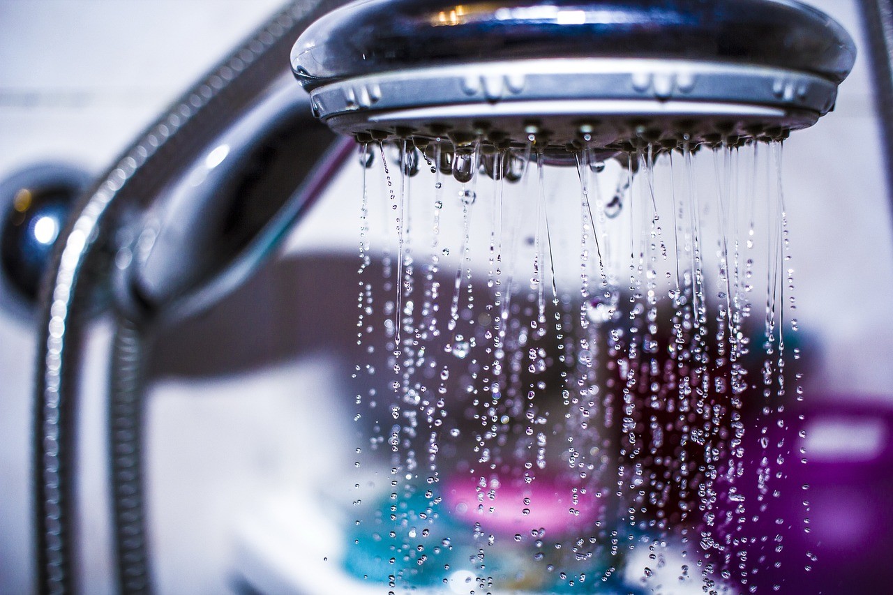 Objevte přínosy studené sprchy
