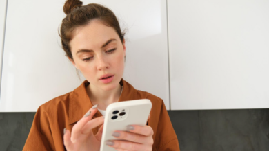 Může nás dlouhé zírání do telefonu unavit víc než fyzická práce?