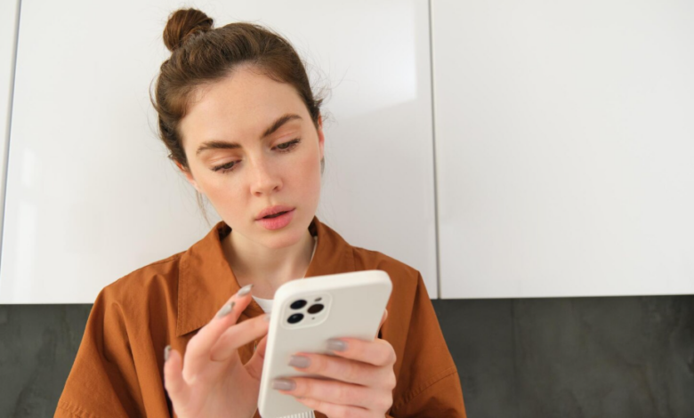 Může nás dlouhé zírání do telefonu unavit víc než fyzická práce?
